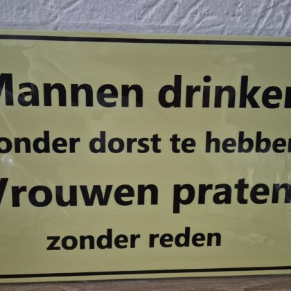 Mannen drinken zonder dorst te hebben