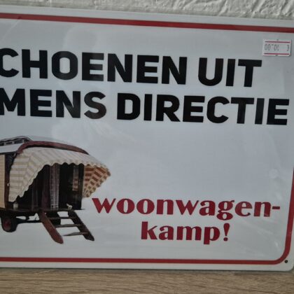 Schoenen uit namens de directie