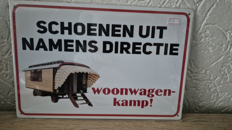 Schoenen uit namens de directie